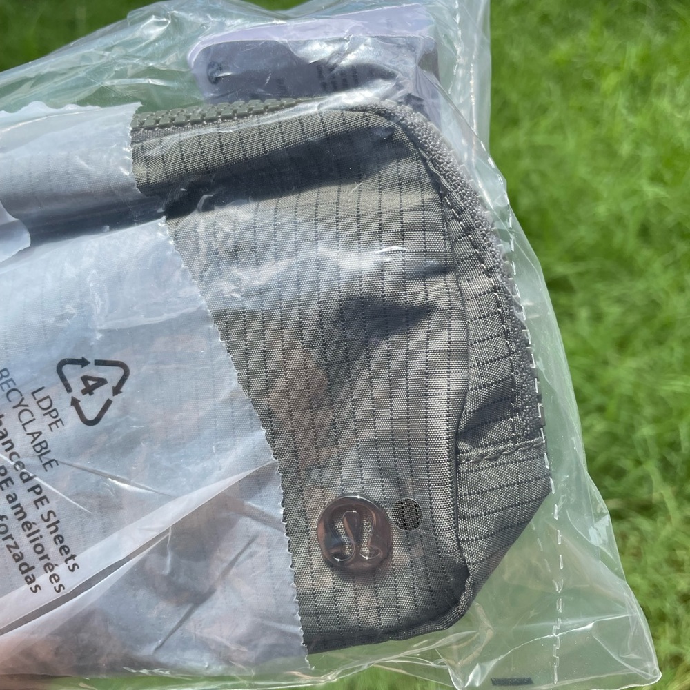 NWT Lululemon Everywhere Belt Bag - Picture 4 of 6